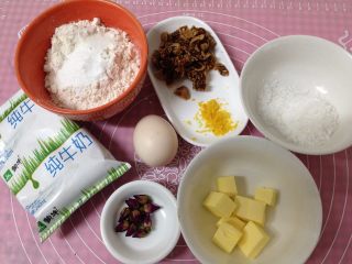 1、无花果玫瑰司康,称量材料，无花果干切碎，黄油室温软化