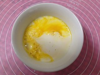 4、无花果玫瑰司康,全蛋液、牛奶混合均匀成液体