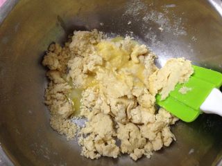 5、无花果玫瑰司康,面粉里慢慢加入液体，翻拌成面团