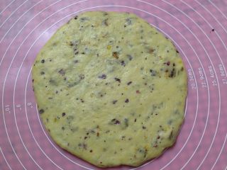 6、无花果玫瑰司康,用擀面杖把面团擀成1.5cm厚的面片