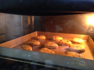 8、无花果玫瑰司康,放入预热好180度的烤箱，烤20-25分钟左右，至表面金黄色即可