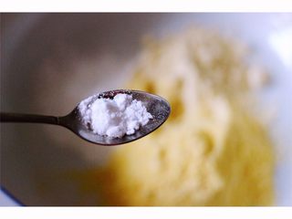 2、金玉窝窝头+虾酱鸡蛋小炒,加入食用小苏打用温水和面