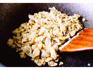 9、金玉窝窝头+虾酱鸡蛋小炒,鸡蛋打散加入虾酱、料酒和胡椒粉拌匀后、炒熟盛出备用……