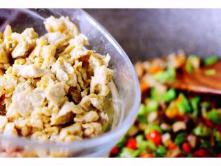 15、金玉窝窝头+虾酱鸡蛋小炒,倒入炒好的鸡蛋虾酱