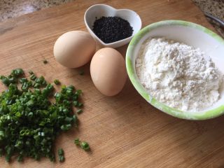 1、黑芝麻香葱鸡蛋饼,准备好食材，葱切好；