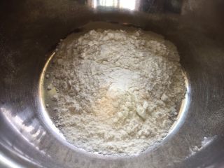 2、黑芝麻香葱鸡蛋饼,面粉，加入一个盆子中；