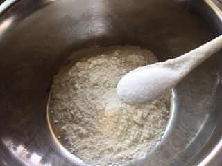 3、黑芝麻香葱鸡蛋饼,加入一小勺的盐；