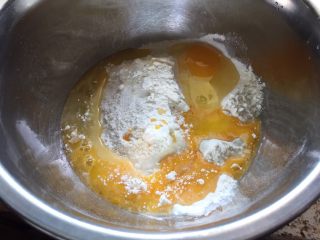 4、黑芝麻香葱鸡蛋饼,打入鸡蛋；