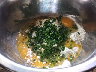 5、黑芝麻香葱鸡蛋饼,加入葱；
