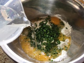 6、黑芝麻香葱鸡蛋饼,加入适量的水，不要一次性加太多，慢慢加；