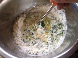7、黑芝麻香葱鸡蛋饼,搅拌，边搅拌，可以边再加入水；