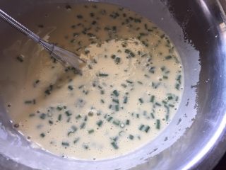 8、黑芝麻香葱鸡蛋饼,直至搅拌至流动的面糊状态，还有泡哦；