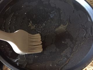 9、黑芝麻香葱鸡蛋饼,电饼档，刷点油；