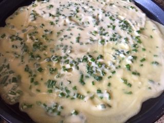 10、黑芝麻香葱鸡蛋饼,倒入面糊，让面糊均匀的铺满电饼档的锅面；