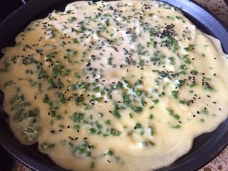 11、黑芝麻香葱鸡蛋饼,上面撒上黑芝麻；
