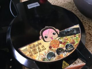 12、黑芝麻香葱鸡蛋饼,盖上；继续煎烤；