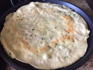 13、黑芝麻香葱鸡蛋饼,打开，翻面，看下状态，两面微黄，就可以