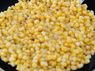 7、小孩子最爱吃的玉米烙，超级香脆！,煎炸至金黄酥脆后沥干油盛出