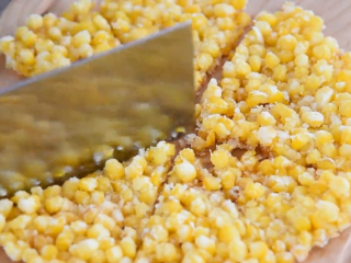 8、小孩子最爱吃的玉米烙，超级香脆！,切成合适的大小装盘