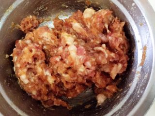 1、茄蛋肉酱猫耳朵,肉沫放入2g鸡粉、5g油、8g酱油、2g料酒，搅拌均匀腌制至少30分钟