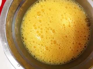 2、茄蛋肉酱猫耳朵,鸡蛋打散备用