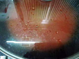 8、茄蛋肉酱猫耳朵,盖锅继续焖煮10分钟