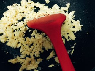 12、茄蛋肉酱猫耳朵,炒致上图那样，小碎块小碎块的，捞起备用