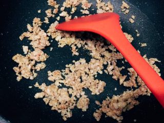 14、茄蛋肉酱猫耳朵,待肉沫7分熟，完全炒散后捞起备用