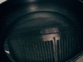 16、茄蛋肉酱猫耳朵,锅里放入足量的水，大火烧开