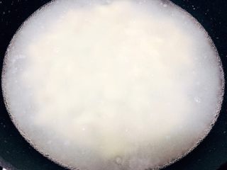 17、茄蛋肉酱猫耳朵,水烧开后放入猫耳朵，拌散一下