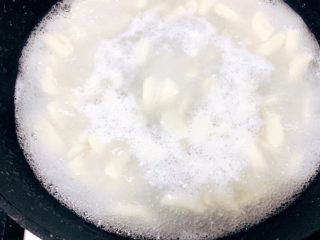 18、茄蛋肉酱猫耳朵,5分钟后猫耳朵可以了，捞起沥干水