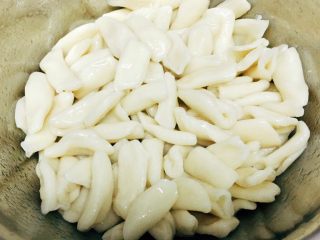 19、茄蛋肉酱猫耳朵,沥干水份，加入6g橄榄油，搅拌均匀，防止面粘黏