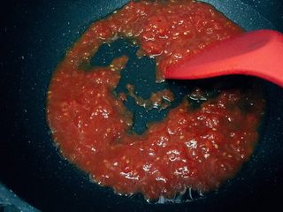 20、茄蛋肉酱猫耳朵,中火，锅里倒入5g油，放入之前熬好的番茄酱