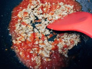 21、茄蛋肉酱猫耳朵,倒入肉末快速翻炒1分钟