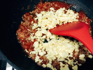 22、茄蛋肉酱猫耳朵,倒入鸡蛋碎，快速翻炒均匀，转小火，盖上锅盖，焖煮2分钟