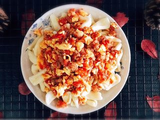 24、茄蛋肉酱猫耳朵,把熬好的茄汁蛋肉酱倒到面上即可。