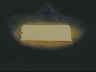 3、奇亚籽牛肉饼,锅里放适量黄油，小火加热至融化