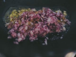 4、奇亚籽牛肉饼,倒入洋葱末，翻炒～