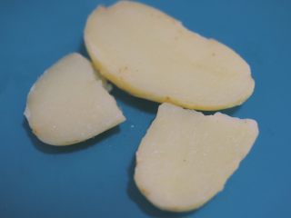 6、奇亚籽牛肉饼,土豆削皮，大火蒸熟（大小不同时间不同）