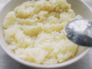 7、奇亚籽牛肉饼,放碗里用勺子压碎成土豆泥（有擀面杖的小伙伴可以把土豆放保鲜袋里用擀面杖压）