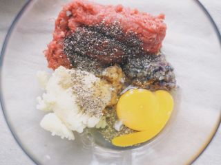 8、奇亚籽牛肉饼,把牛肉馅、炒好的洋葱末、土豆泥、奇亚籽放在一个碗里，打入一个鸡蛋，放适量的生抽