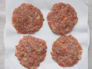 10、奇亚籽牛肉饼,戴上一次性手套！一次性手套！取适量牛肉馅在掌心按压成饼