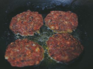 11、奇亚籽牛肉饼,锅里放适量黄油，小火烧至融化，放入牛肉饼