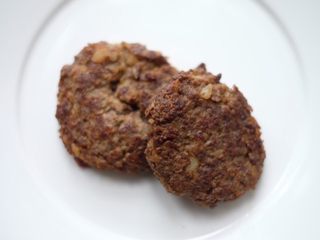 12、奇亚籽牛肉饼,这面煎完那面煎～煎至两面焦黄就好啦～