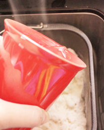 1、香煎紫薯薄饼,面包机中加入面粉,后开启和面动作,后再将滚水慢速的加入至面粉中.滚水完全加入后即可发现面团成絮或疙瘩状态,后加入凉水(保留1大匙水,依情况加入)