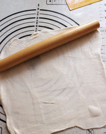 7、香煎紫薯薄饼,将小面团擀开成为方形,越薄越好