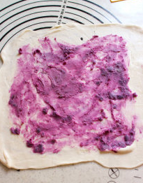 9、香煎紫薯薄饼,取1大匙紫薯泥(约15g),均匀抹在杆开的面皮上,