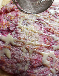 17、香煎紫薯薄饼,食用前,趁热洒上糖粉和炼奶,完成!