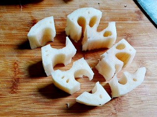 4、打断骨头连着筋的排骨藕汤,每个大块再切成这样小块