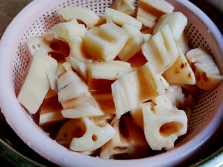 5、打断骨头连着筋的排骨藕汤,莲藕冲洗干净备用